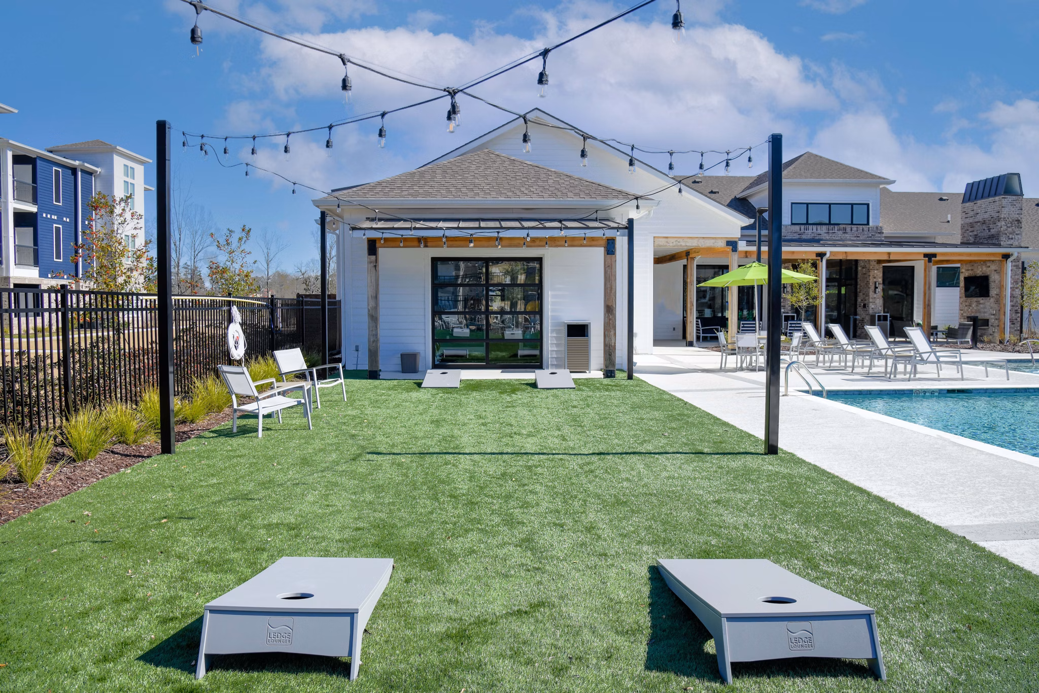 courtyard at The Waters at Hammond Apartments