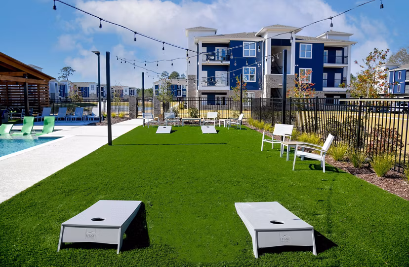 courtyard at The Waters at Hammond Apartments
