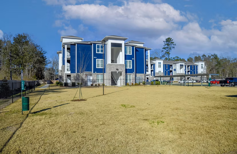 courtyard at The Waters at Hammond Apartments
