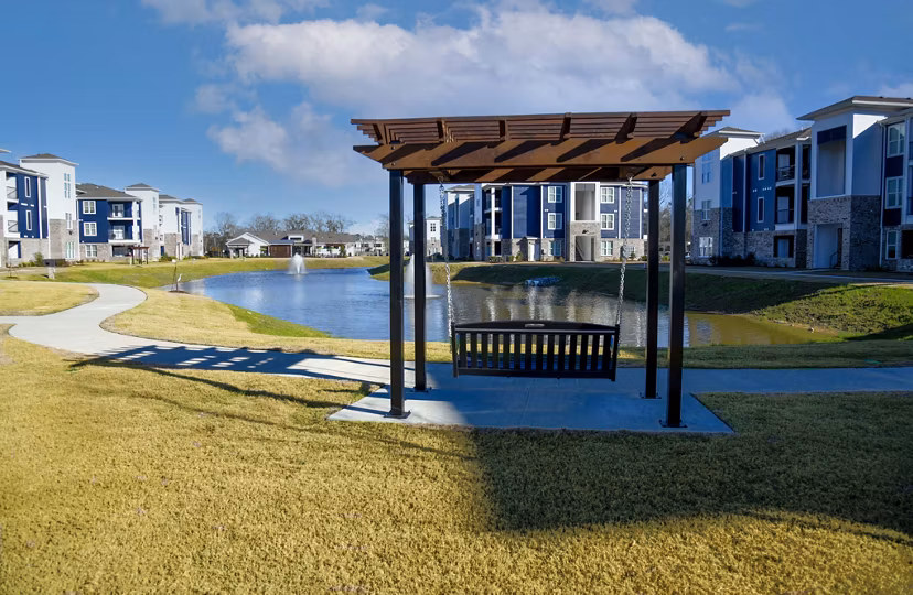 courtyard at The Waters at Hammond Apartments