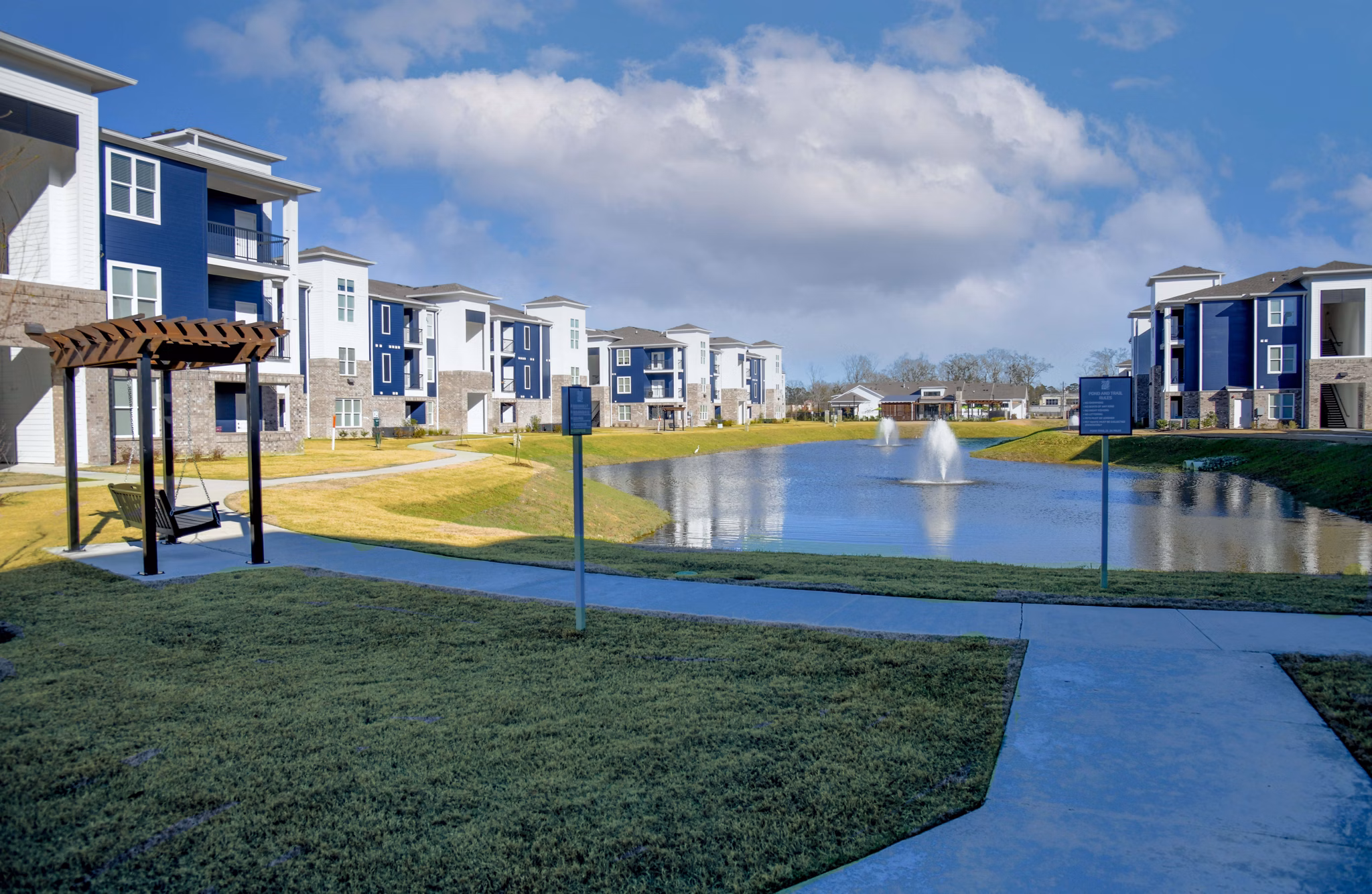 courtyard at The Waters at Hammond Apartments