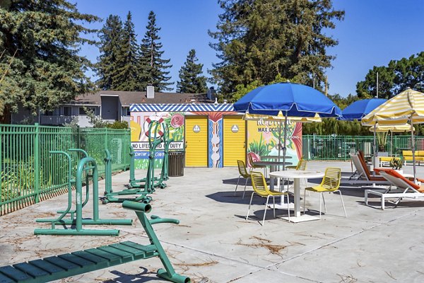 courtyard at Fremont City Center Apartments