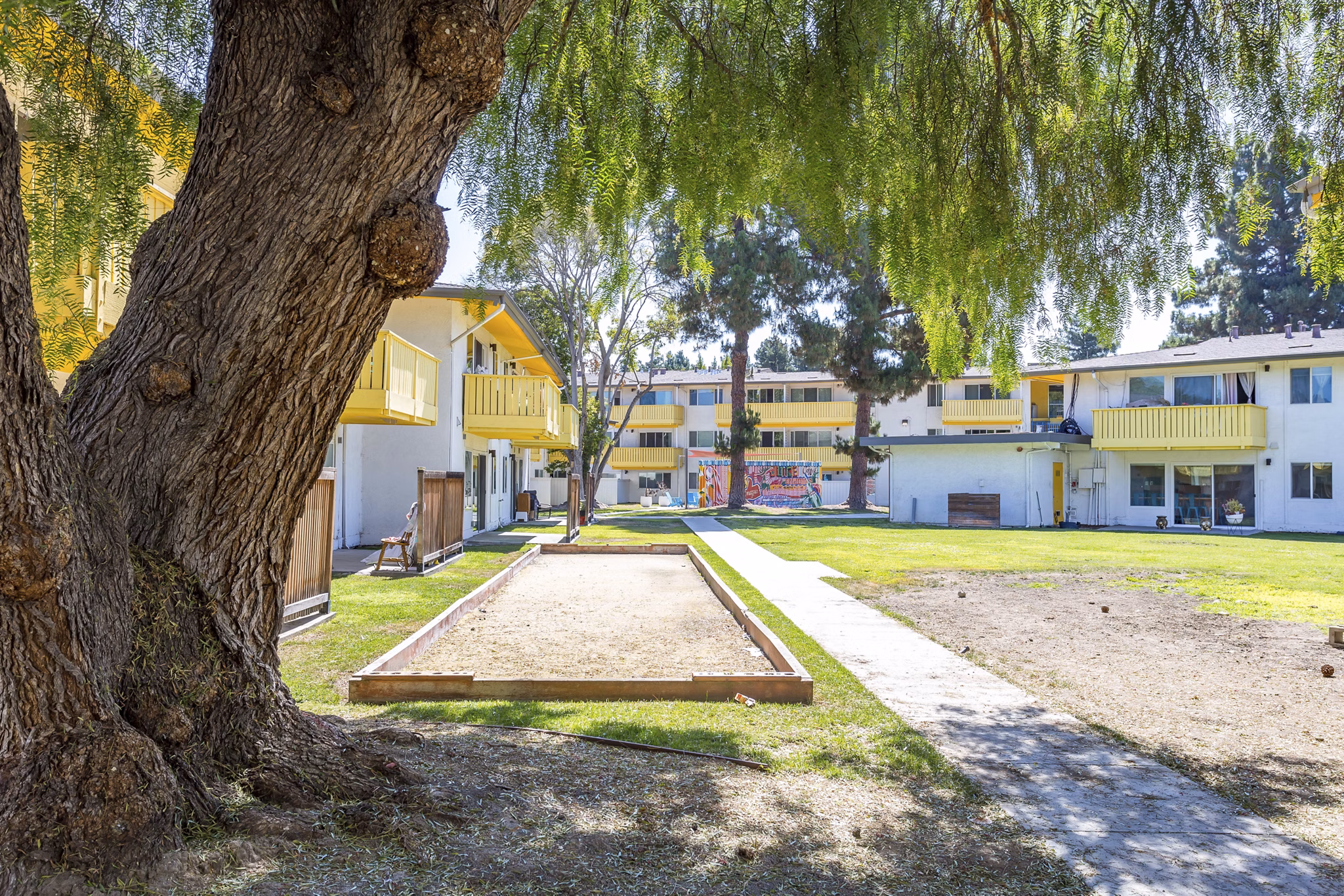 Courtyard featuring landscaped gardens at Fremont City Center Apartments, a luxury Greystar property
