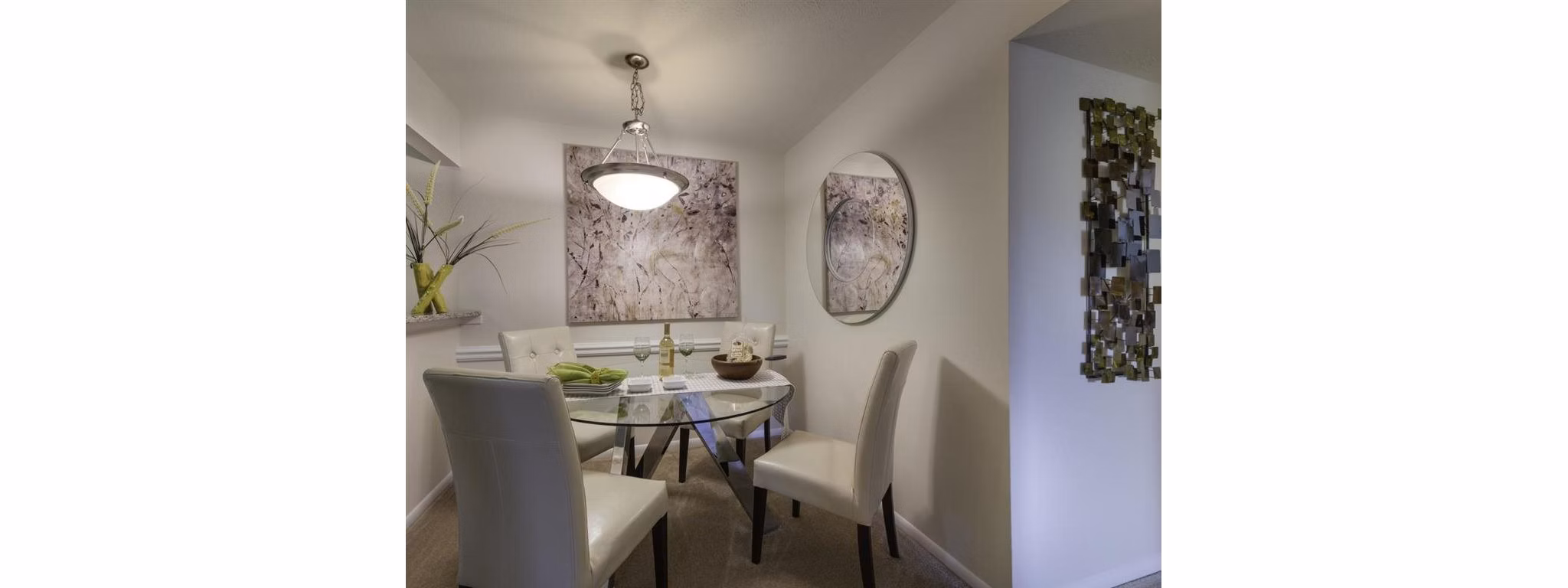 dining room at Cherry Knoll Apartments 