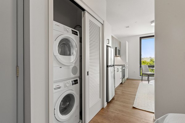 laundry facility at Hew at 1515 Apartments 