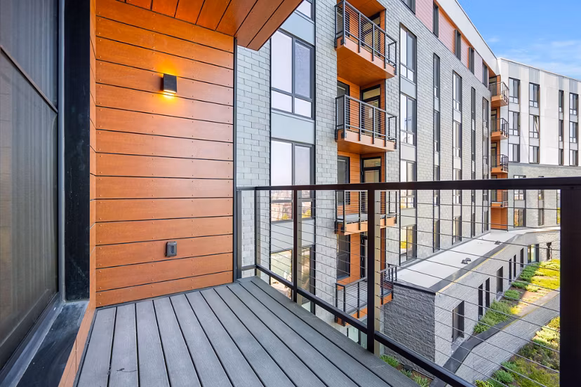 patio at Hew at 1515 Apartments 