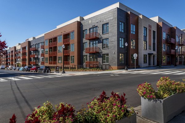 exterior at The Glade on Laurel Apartments 