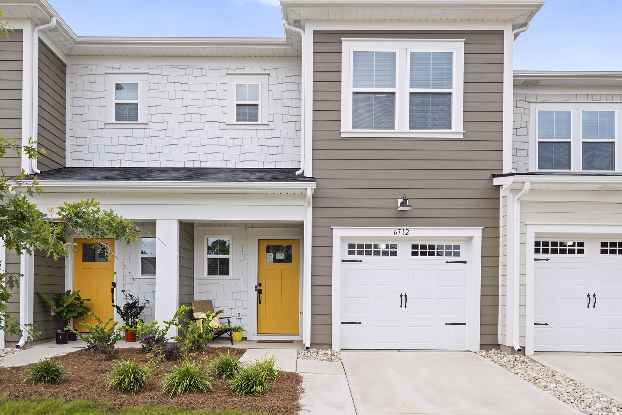 Oak Lake Townhomes: Charming view of luxury townhomes in the heart of a peaceful residential area