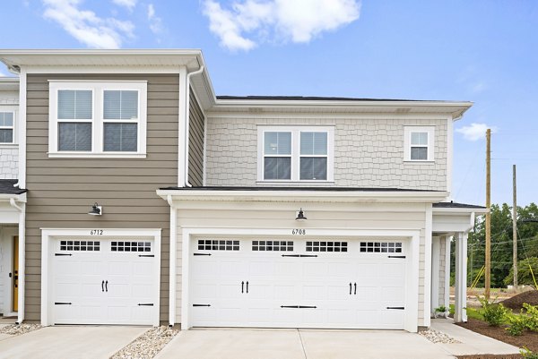 exterior at Oak Lake Townhomes Apartments 