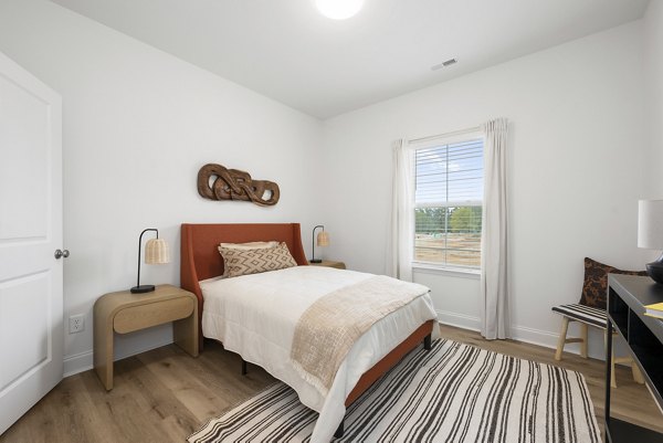 Spacious bedroom with modern dÃ©cor at Oak Lake Townhomes Apartments