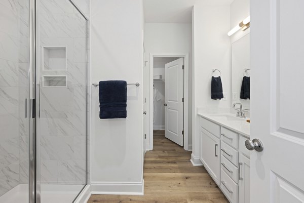 Modern bathroom featuring sleek fixtures and spacious layout in Oak Lake Townhomes Apartments