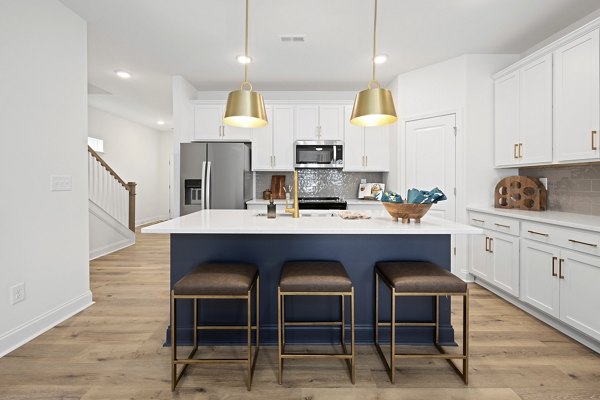 dining room at Oak Lake Townhomes Apartments 