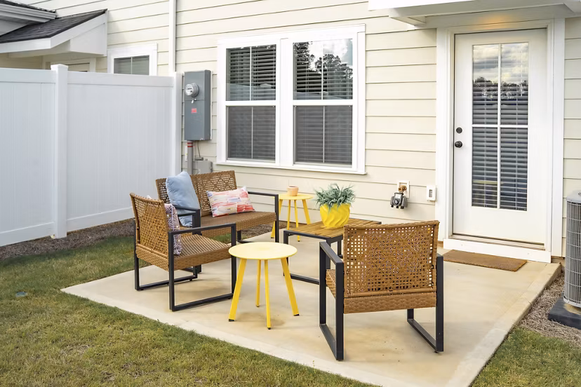 grill area at Oak Lake Townhomes Apartments