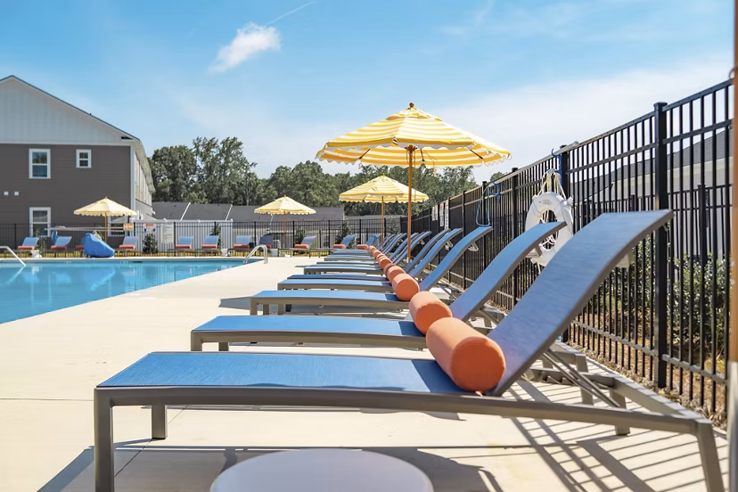 pool at Oak Lake Townhomes Apartments
