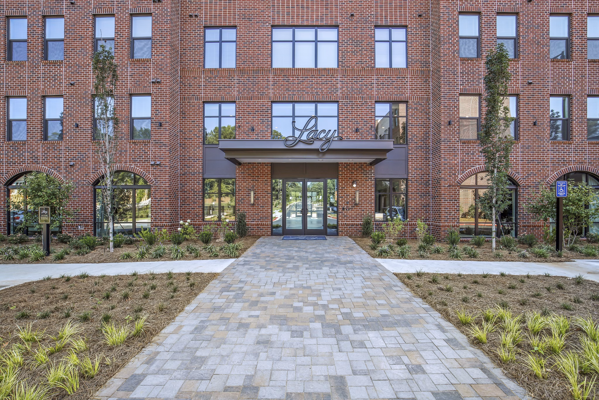 The Lacy at South Main: Contemporary building at luxury apartments in prime location
