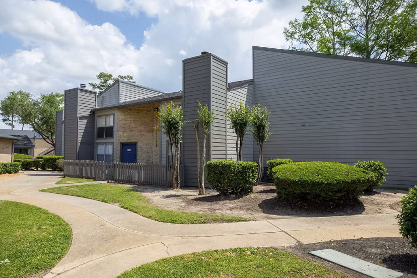 building/exterior at Regency Park Apartments