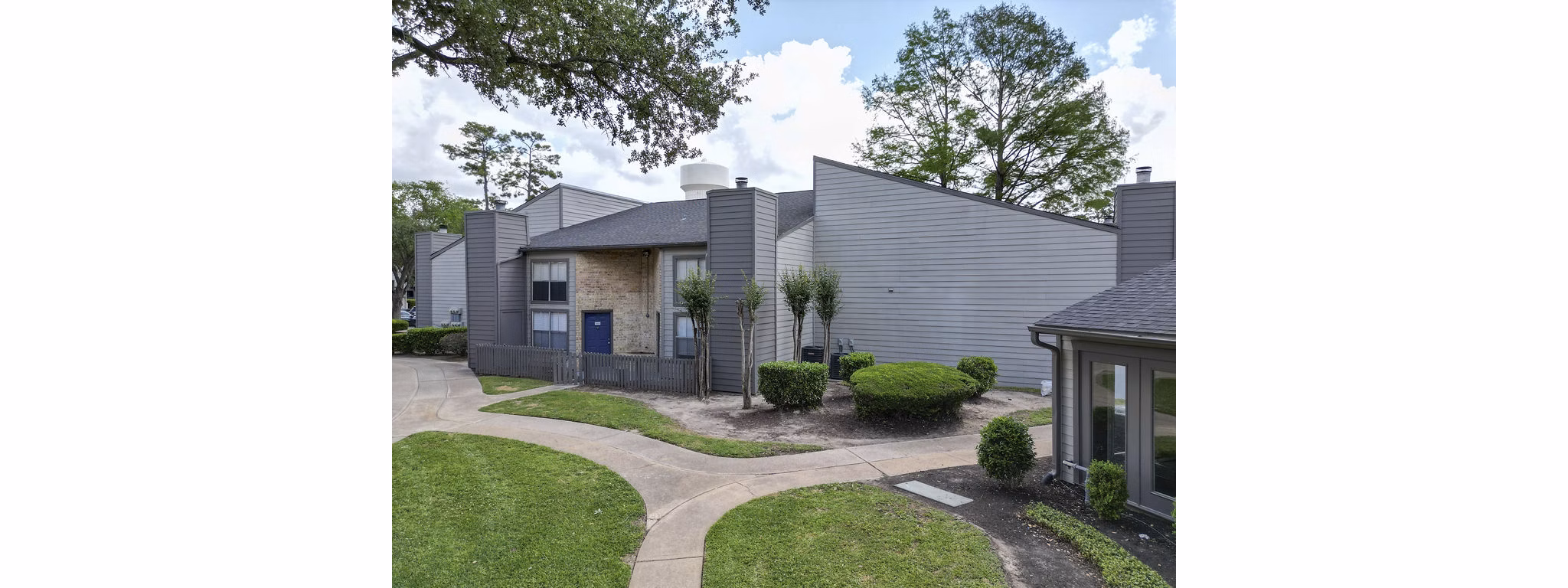 building/exterior at Regency Park Apartments