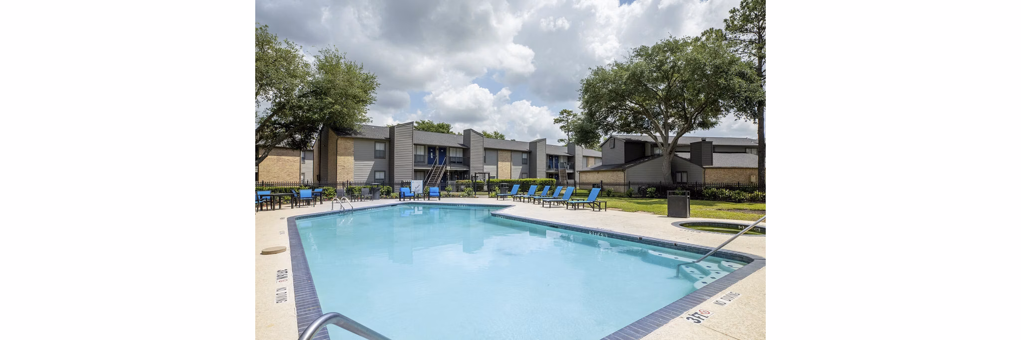 pool at Regency Park Apartments