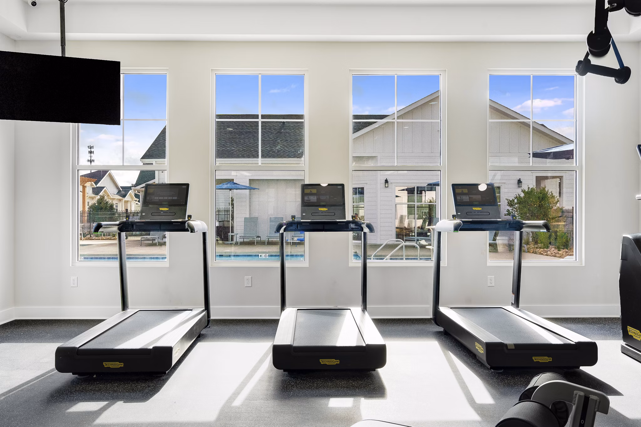fitness center at Yardly Monroe Apartments 
