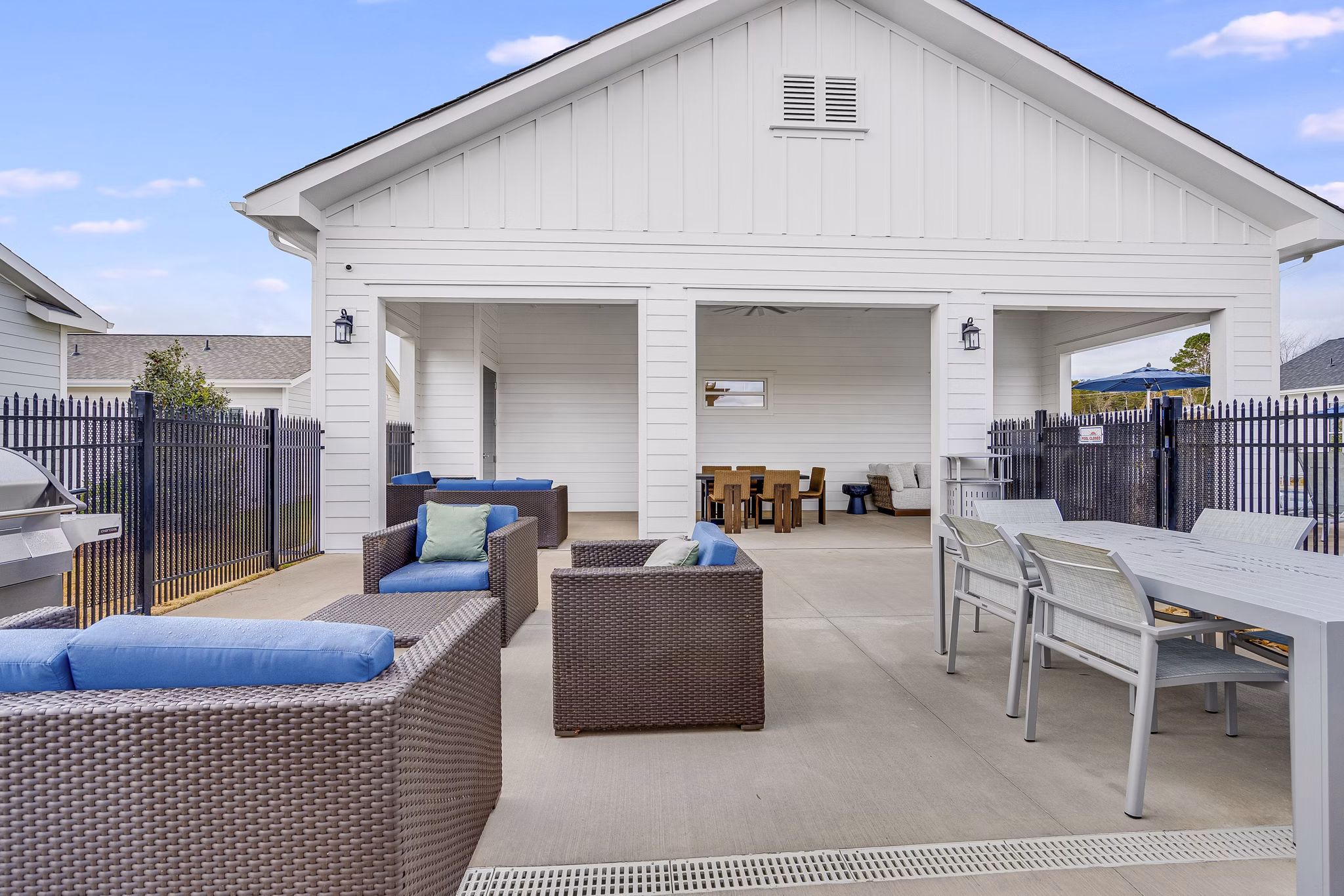 grill area at Yardly Monroe Apartments 