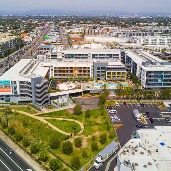 Stella Apartments: Lush courtyard view at luxury apartment community