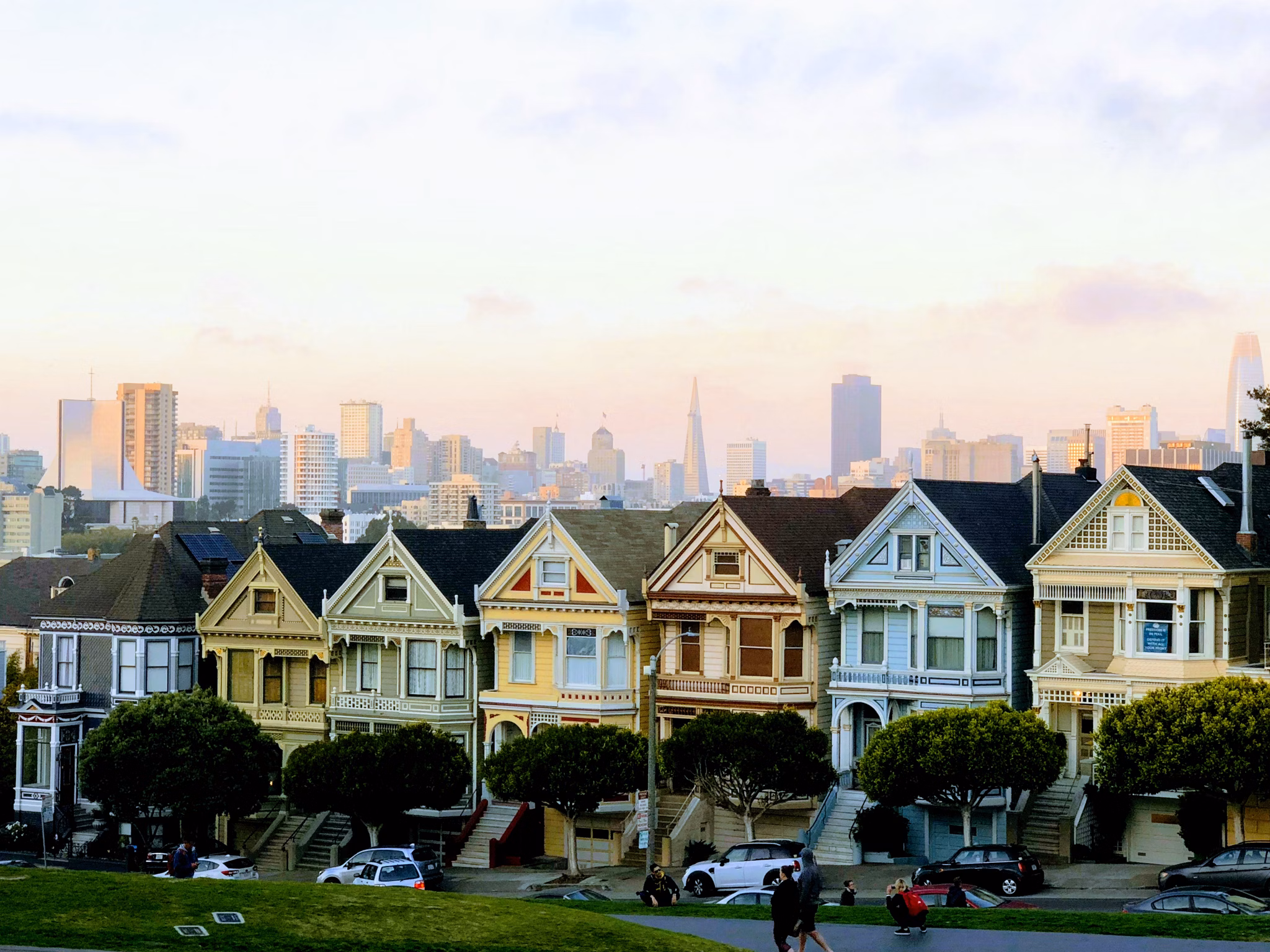 Geary Courtyard Apartments: Vibrant urban neighborhood surrounding luxury apartments in San Francisco