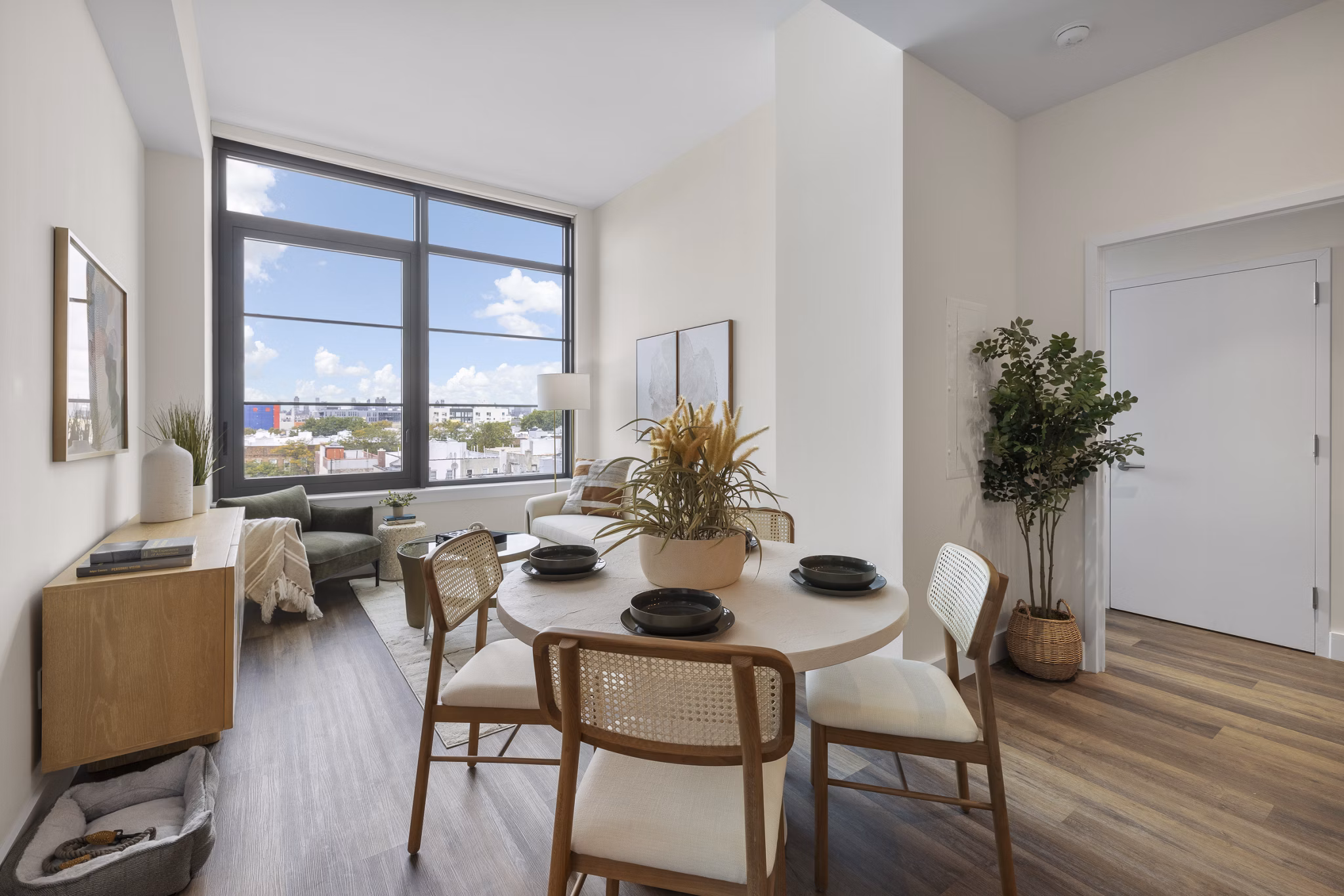 dining area at Hearthstone Apartments