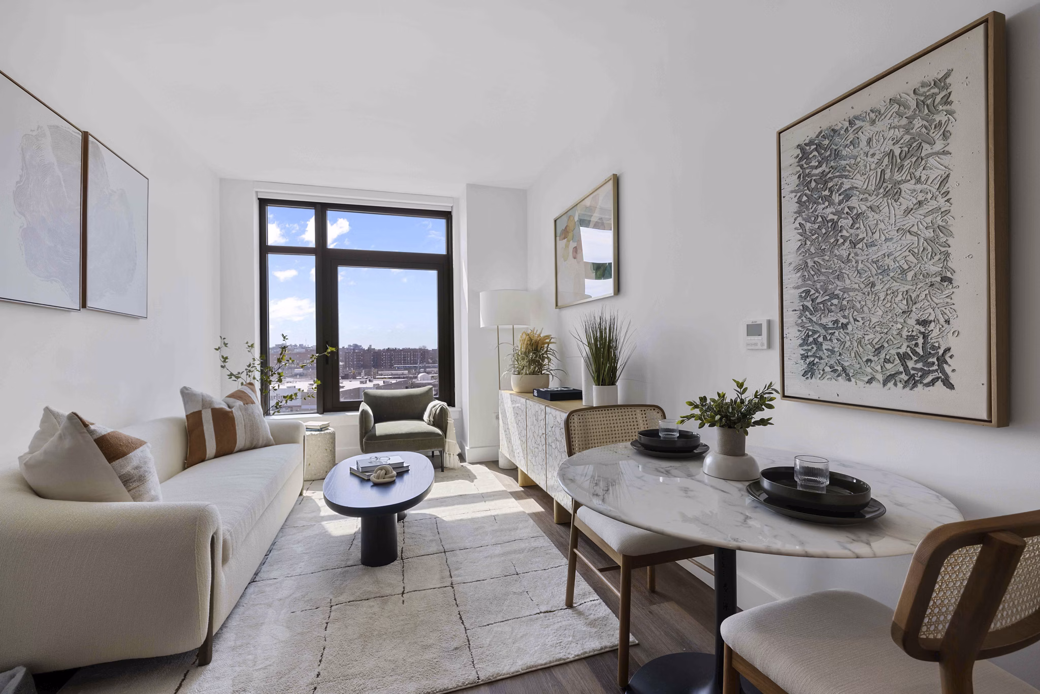 dining area at Hearthstone Apartments