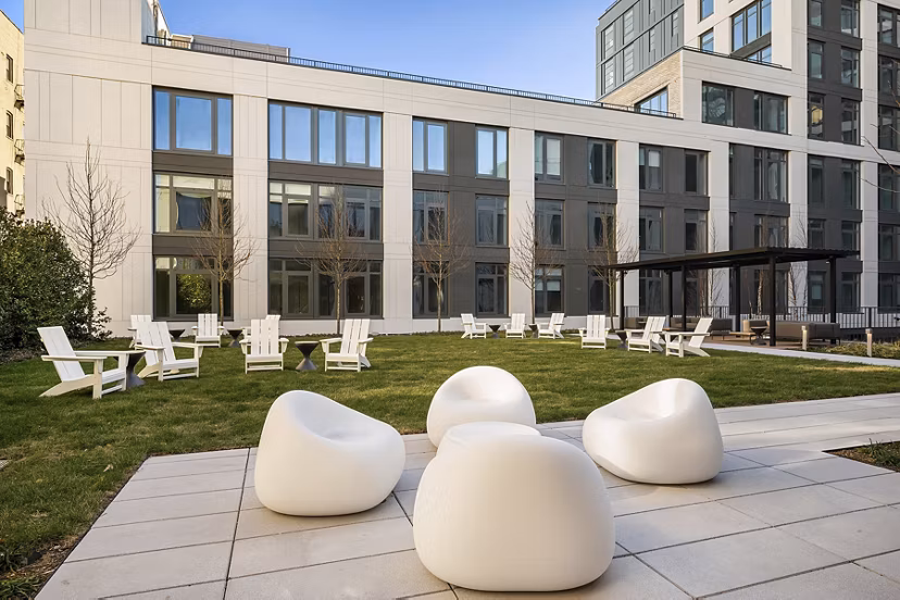 courtyard at Hearthstone Apartments