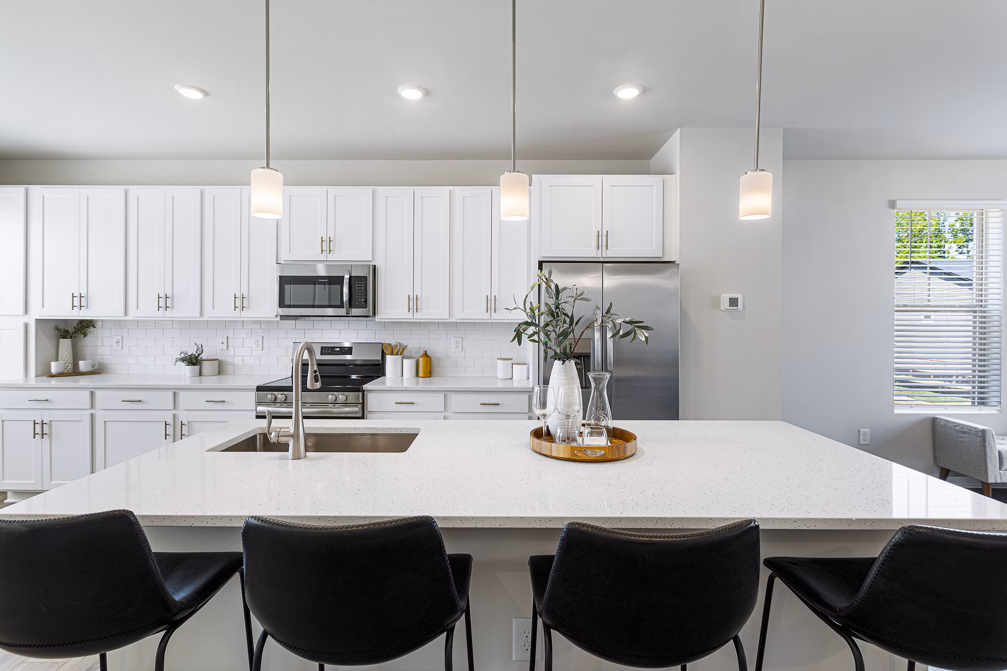 dining room at Sunstone Grove Apartments 
