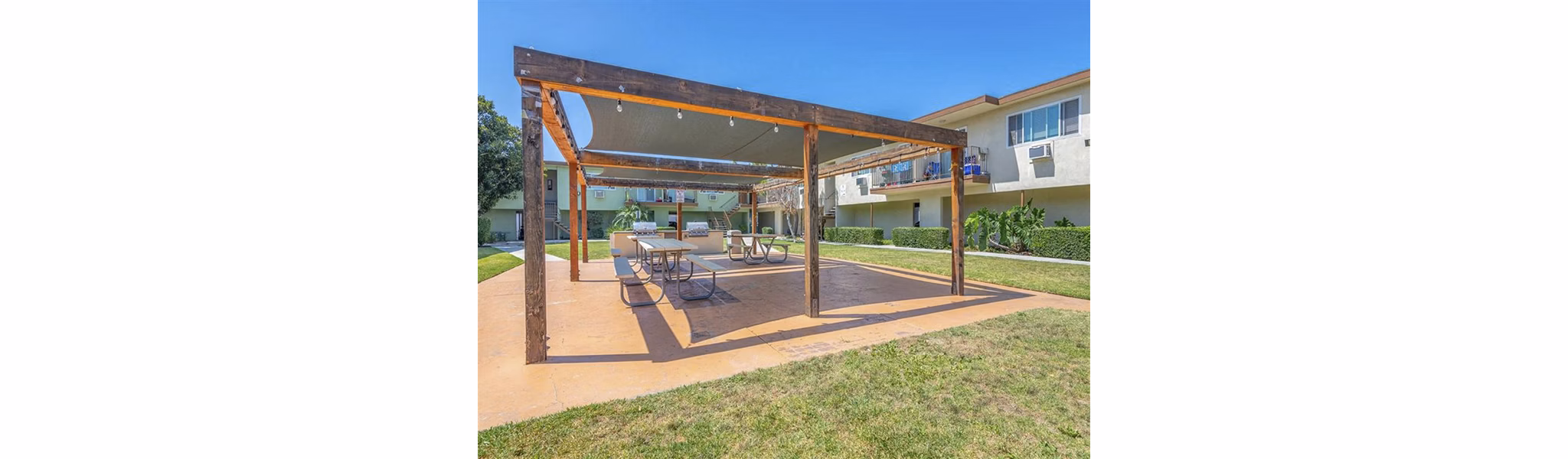 Grill area on patio with seating at Citrus Court Apartments