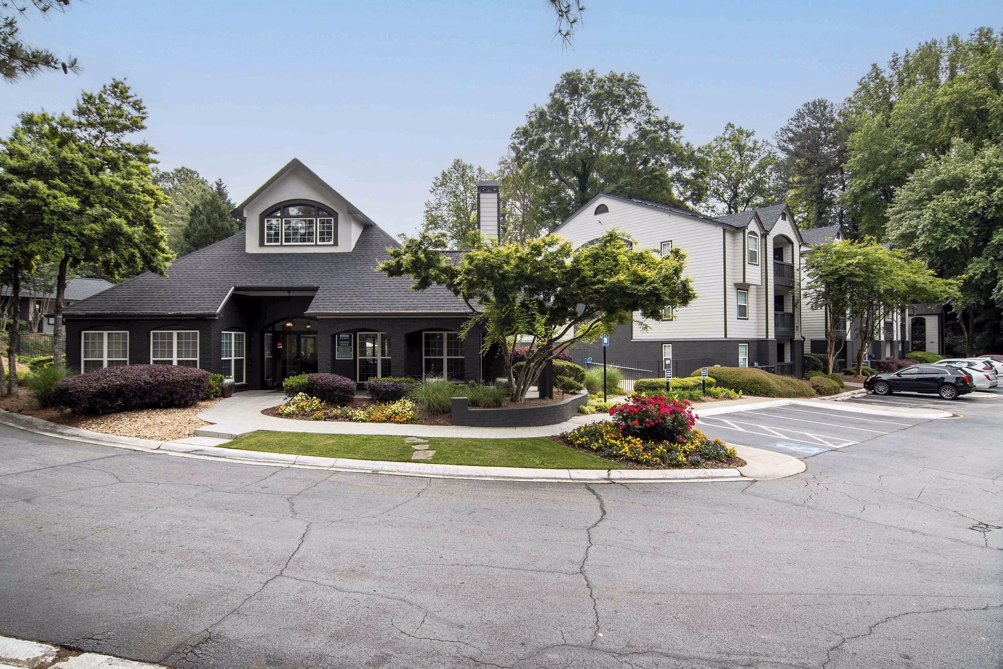 Morgan Place Apartments: Elegant of luxury apartments in sought-after neighborhood