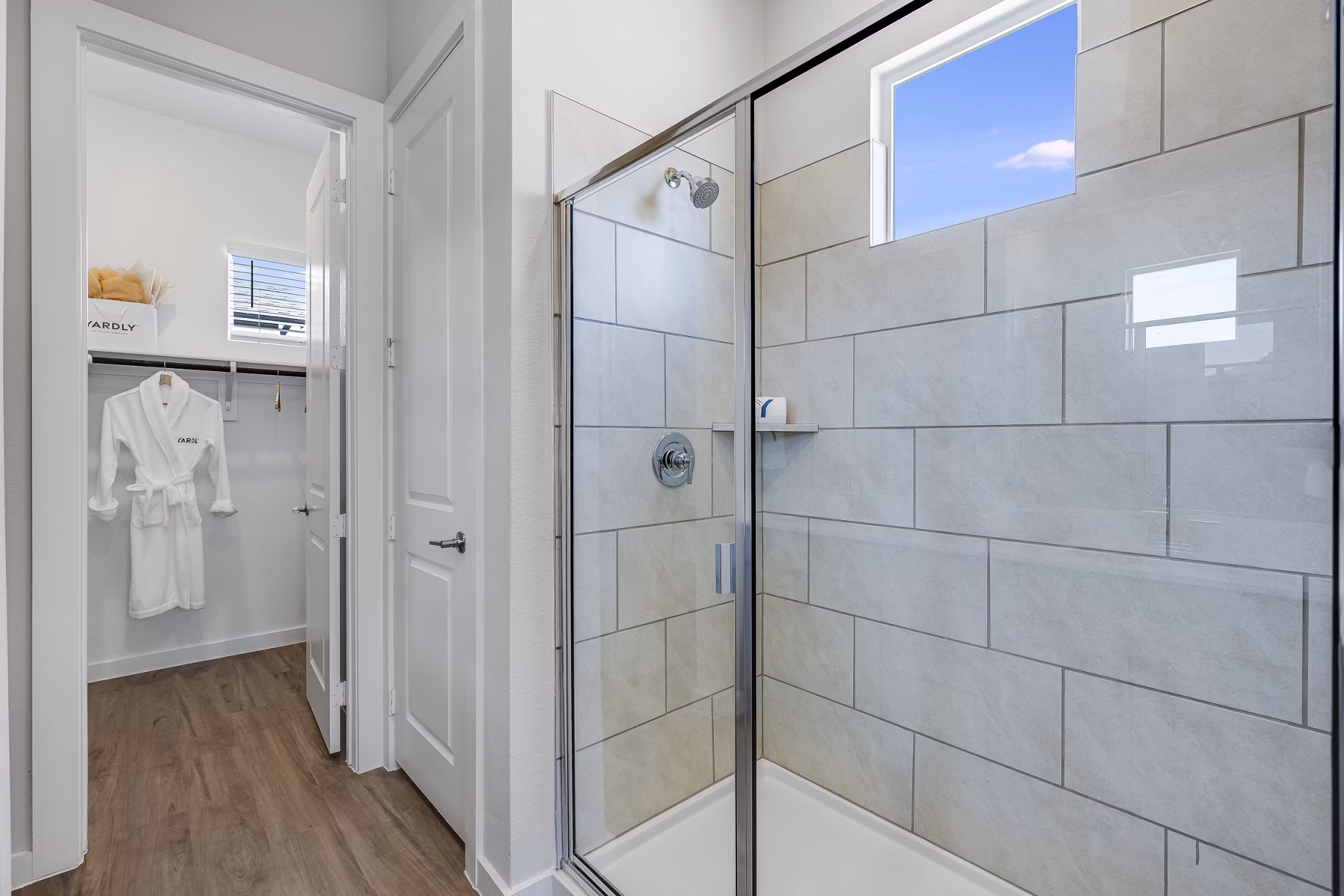 bathroom at Yardly Stoneridge Apartments