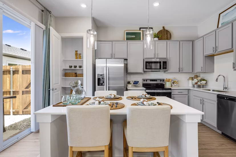 dining room at Yardly Stoneridge Apartments