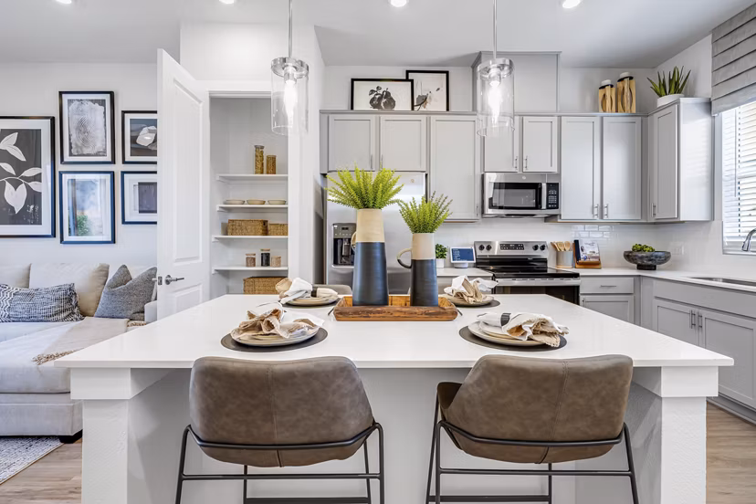 dining room at Yardly Stoneridge Apartments