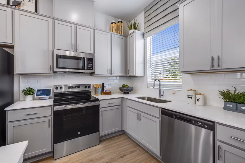 kitchen at Yardly Stoneridge Apartments