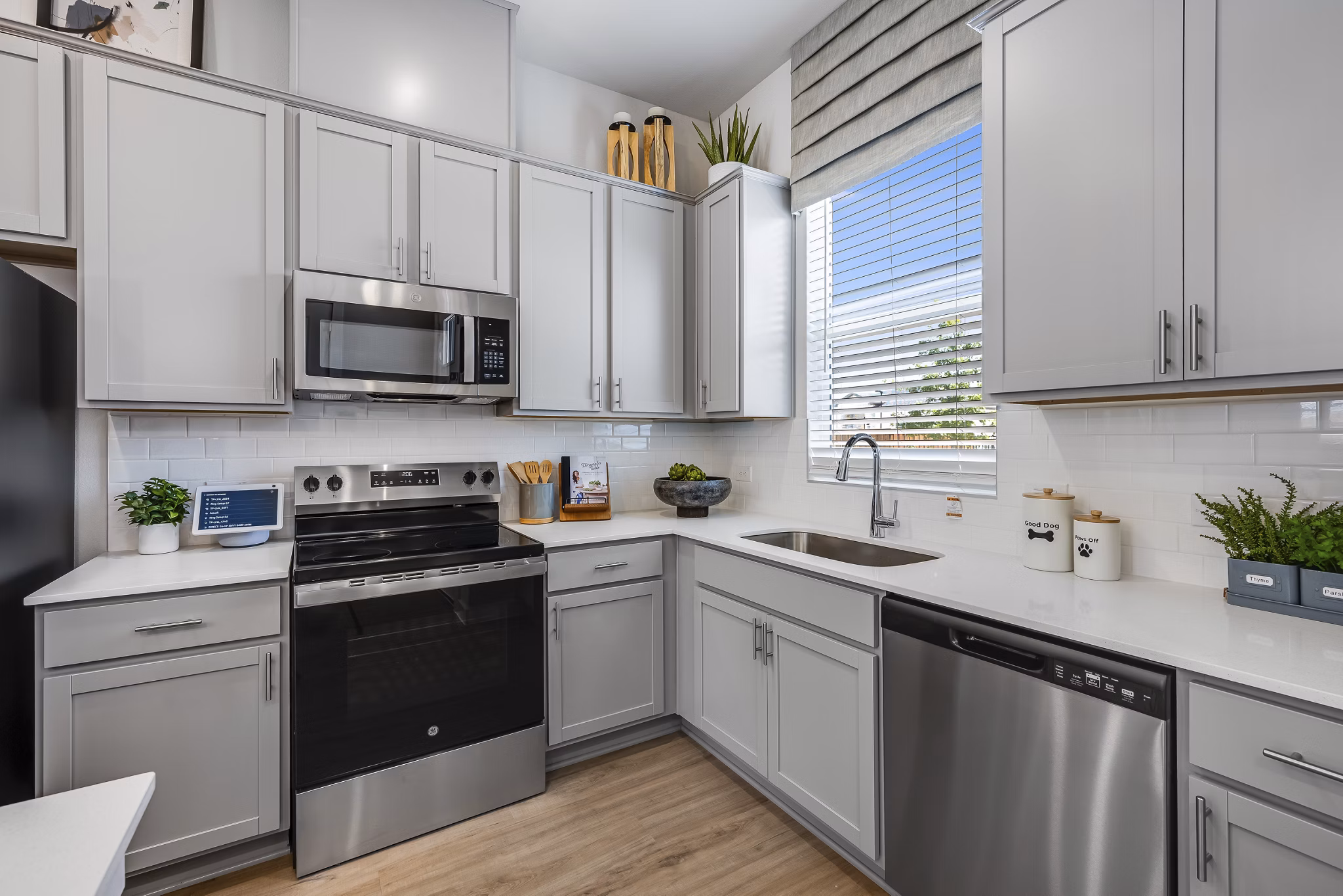 kitchen at Yardly Stoneridge Apartments