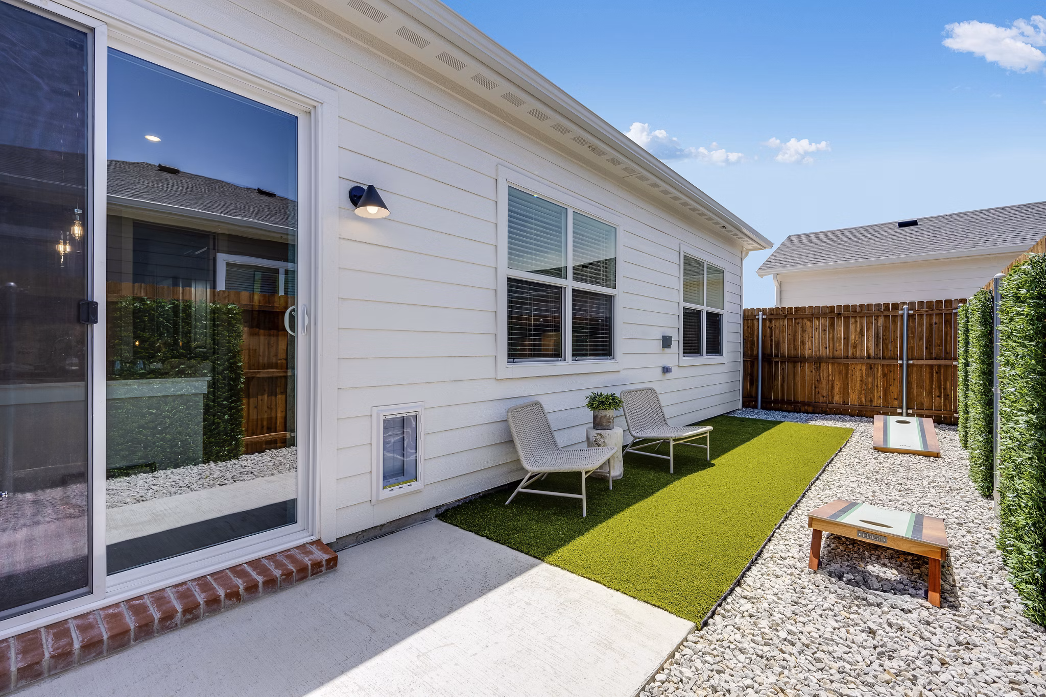 patio at Yardly Stoneridge Apartments