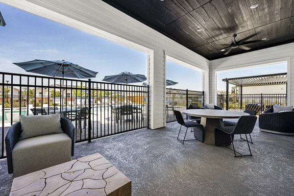 patio at Yardly Stoneridge Apartments