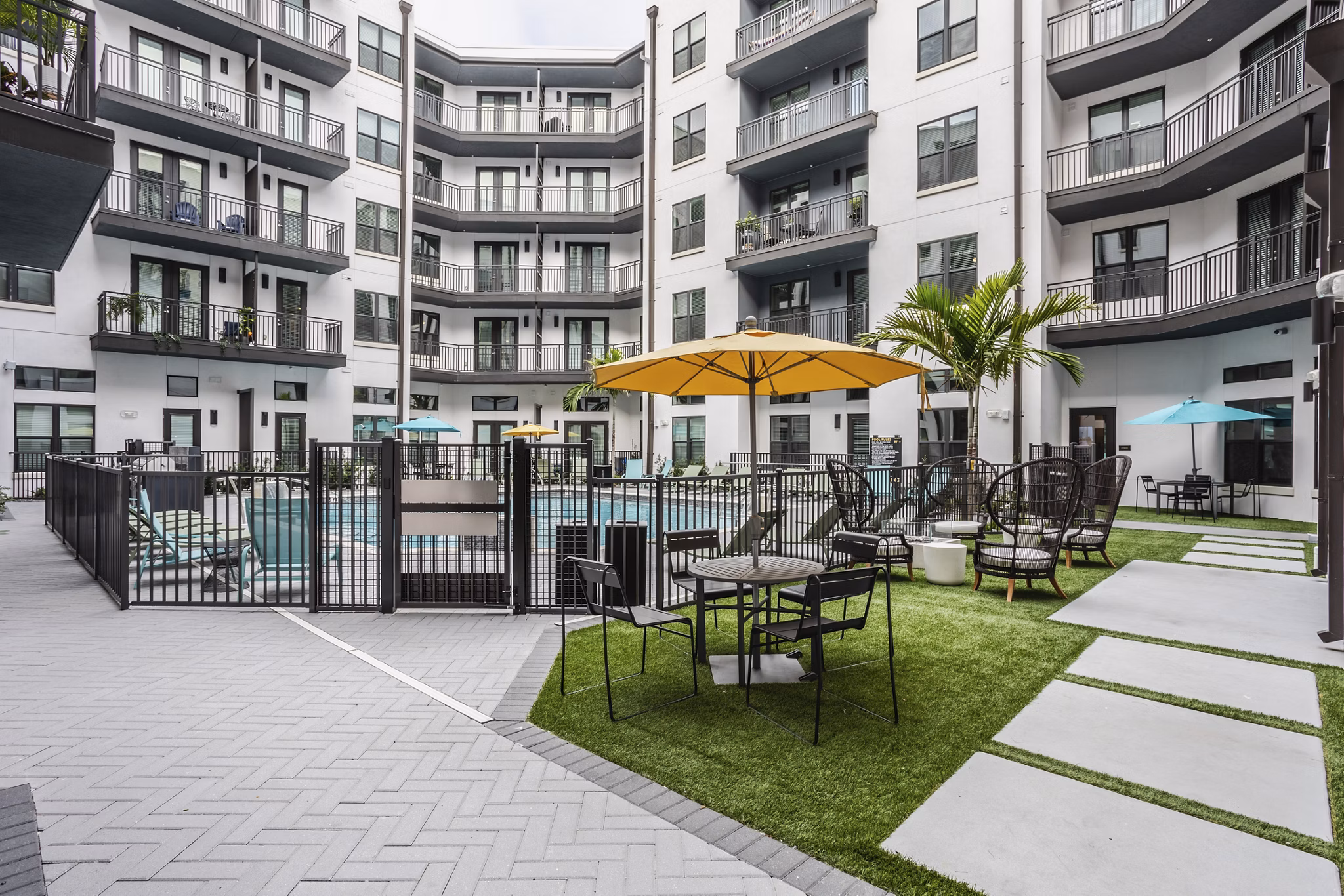 courtyard at Lector 85 Apartments