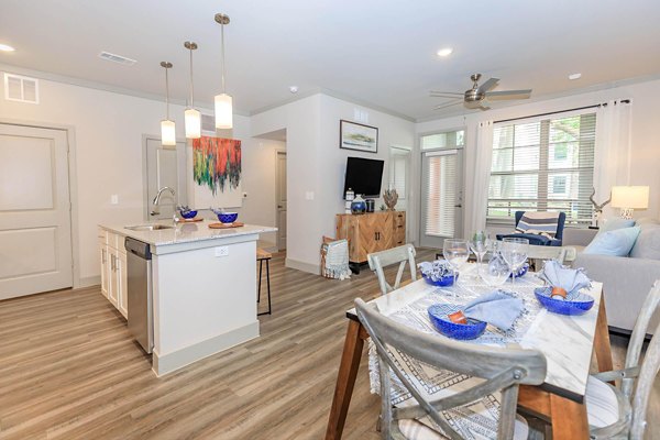 dining area at Wyldewood Gosling Apartments