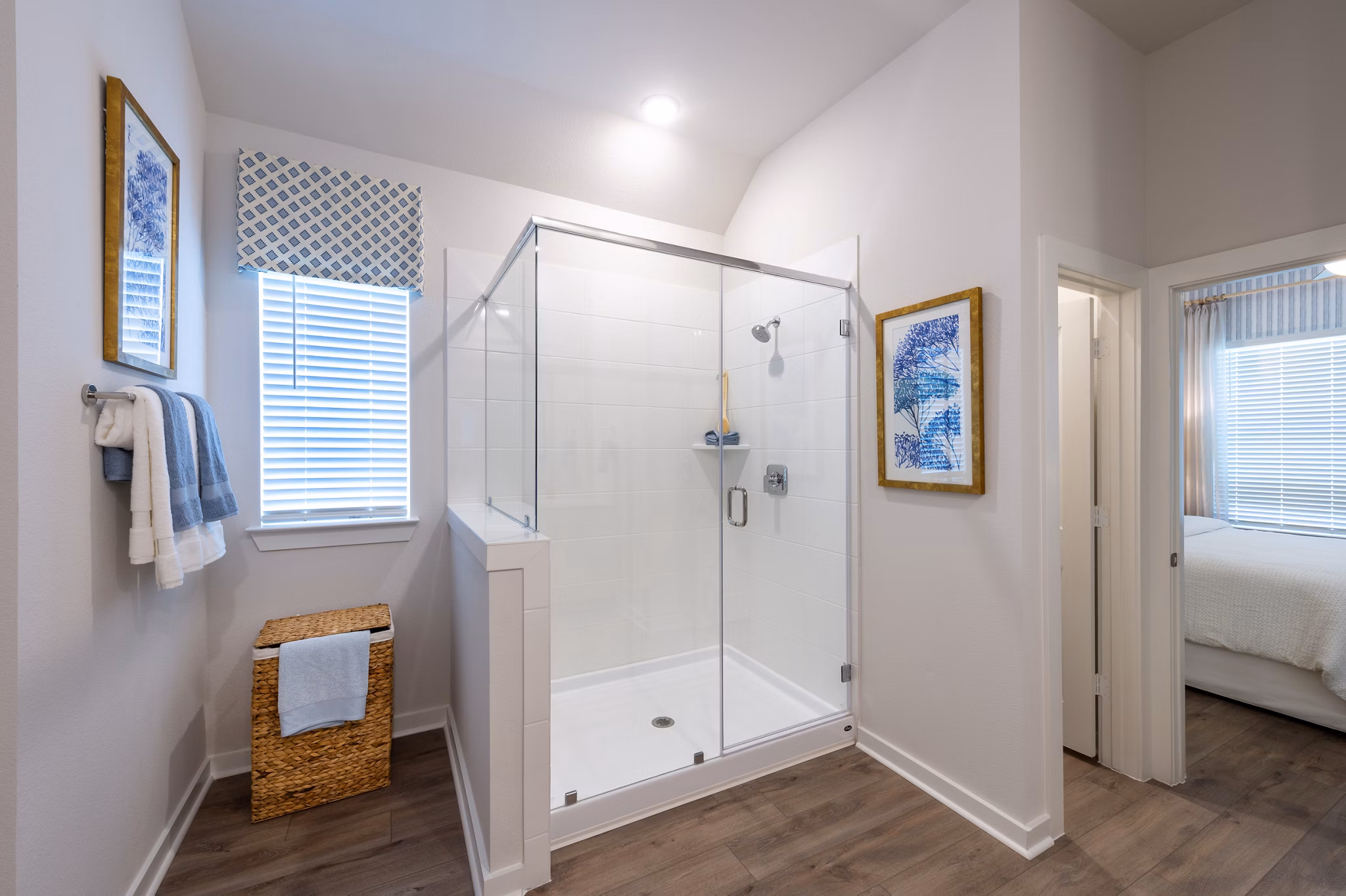 bathroom at Skymor Cypress Apartments 