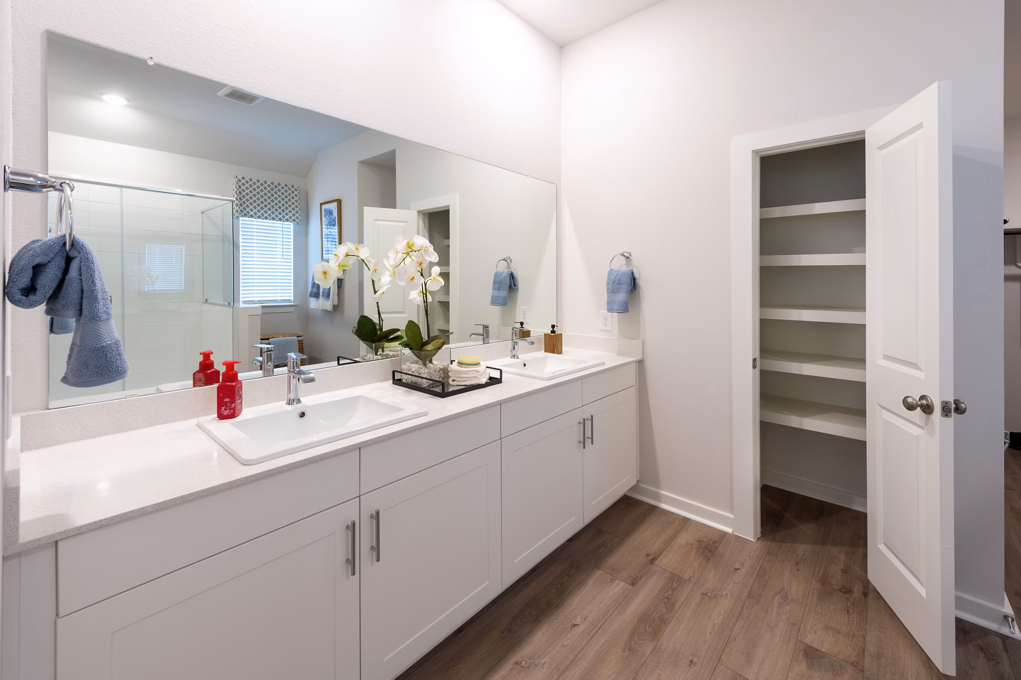 bathroom at Skymor Cypress Apartments 