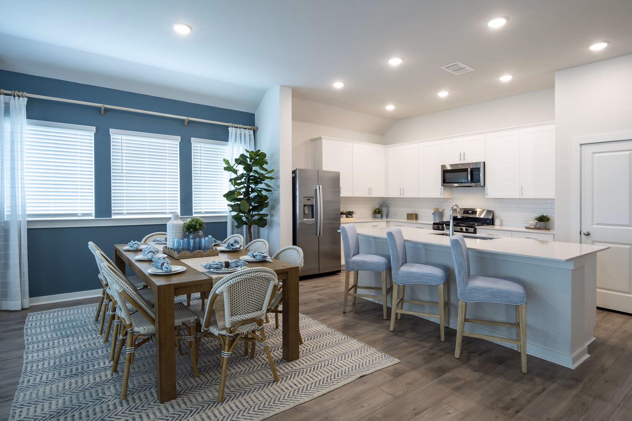 dining room at Skymor Cypress Apartments 