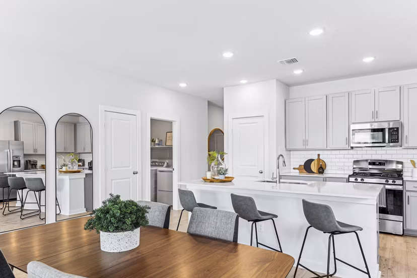 dining room at Skymor Carmel Creek Apartment Homes