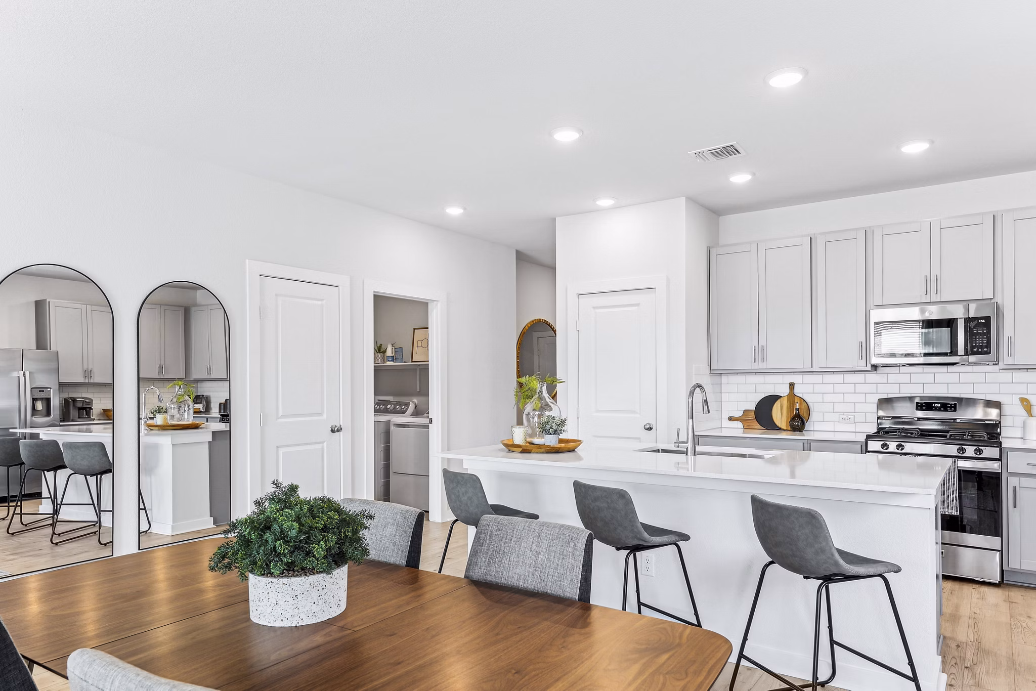 dining room at Skymor Carmel Creek Apartment Homes