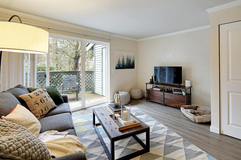 living room at Hidden River Townhomes Apartments 