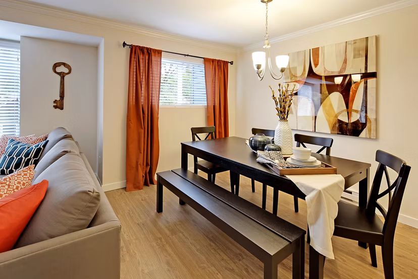 dining room at Hubbard's Crossing Apartments