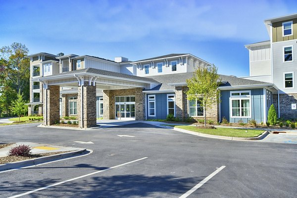 The Aspens Verdae: Luxury apartment building with modern architecture in Greenville