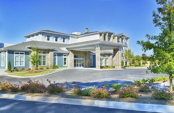 The Aspens Verdae: Luxury apartments building surrounded by lush landscapes in Greenville